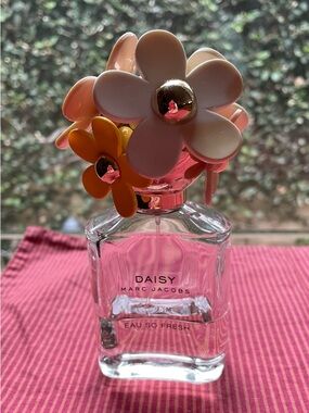Marc Jacobs Daisy Perfume Bottle with Pink and Yellow Floral Cap 75Ml 2.5 Fl Oz